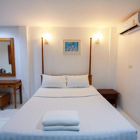 18 Coins Budget Hotel Pattaya Bagian luar foto